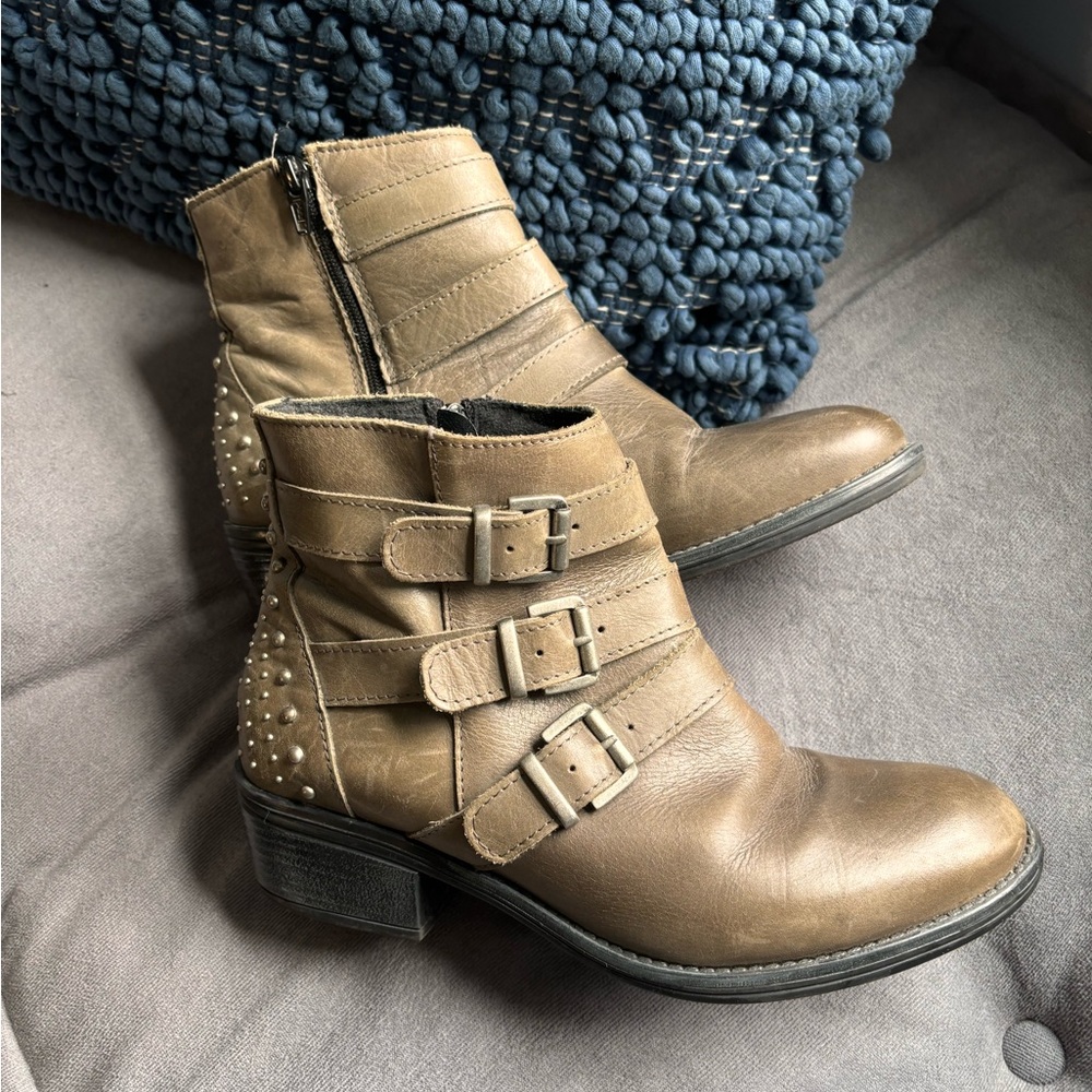 Woman’s short leather studded booties size 39